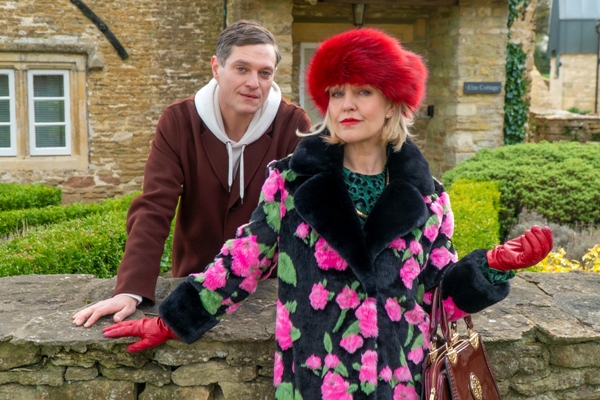 Agatha Raisin: Kissing Christmas Goodbye